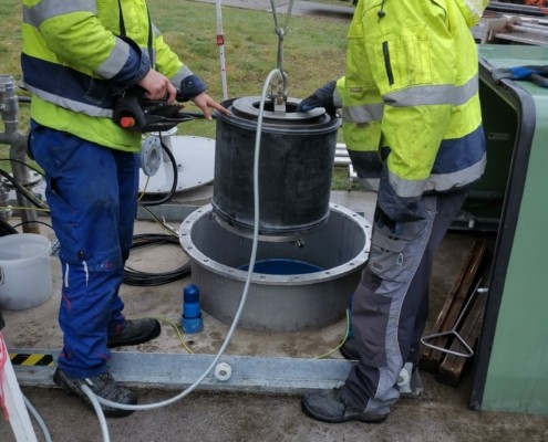 setzpacker mit manschette über dem brunnen